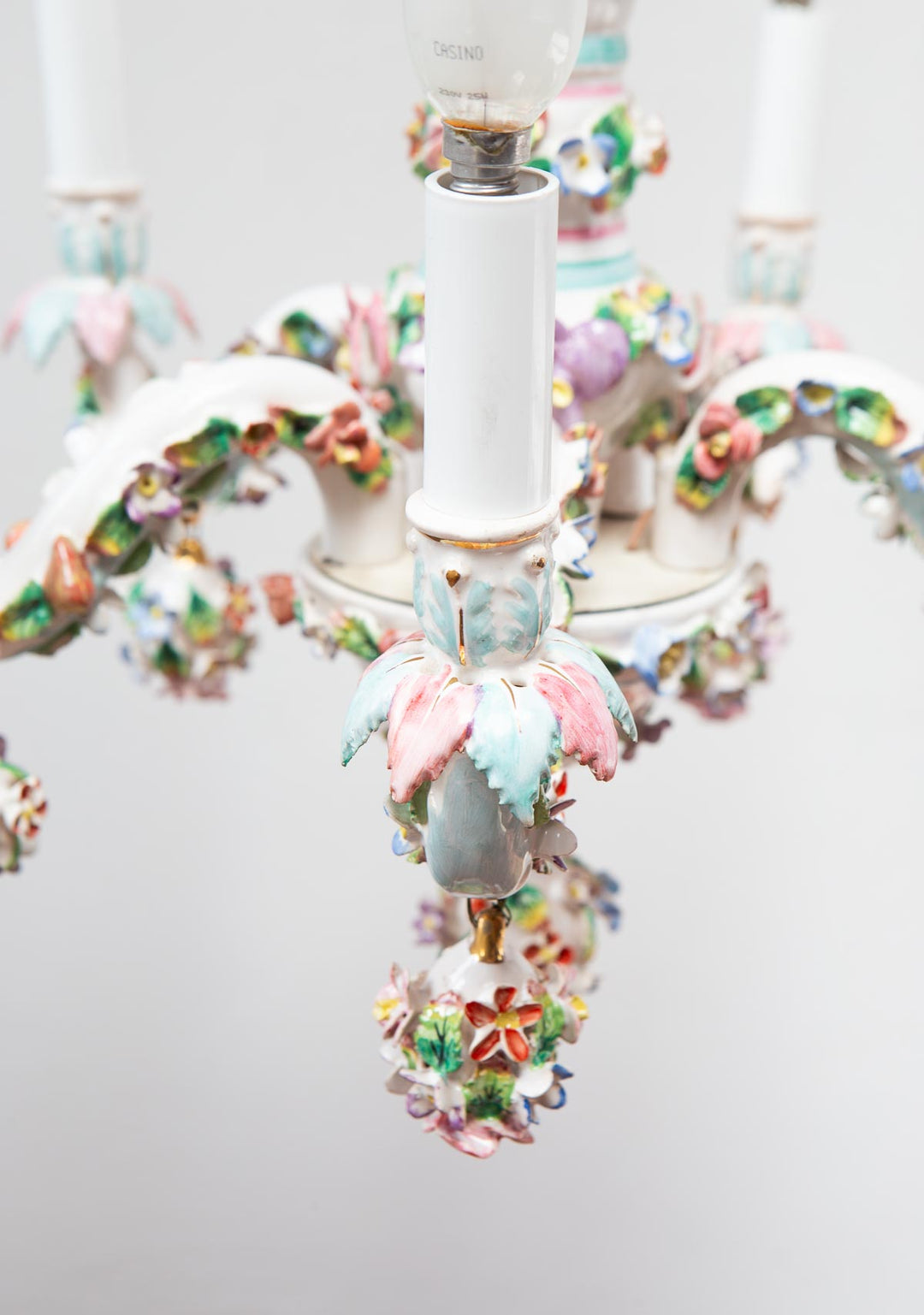 Chandelier italiano loza estilo Capodimonte flores y hojas c. 1950s (47 cm)