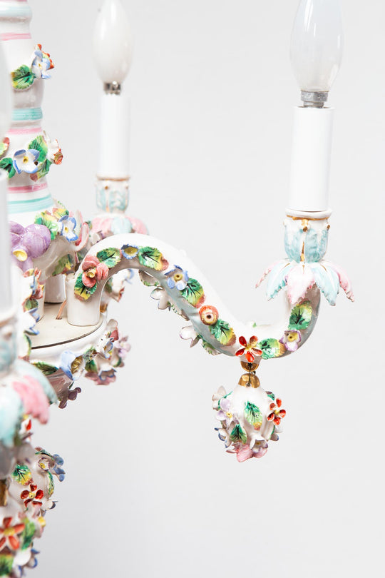 Chandelier italiano loza estilo Capodimonte flores y hojas c. 1950s (47 cm)
