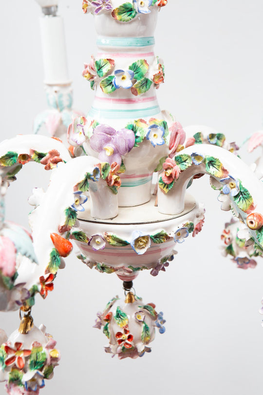 Chandelier italiano loza estilo Capodimonte flores y hojas c. 1950s (47 cm)