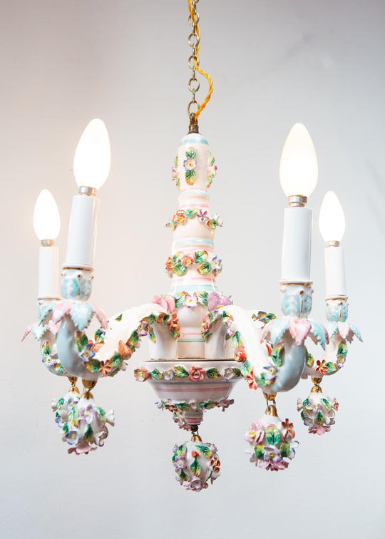 Chandelier italiano loza estilo Capodimonte flores y hojas c. 1950s (47 cm)