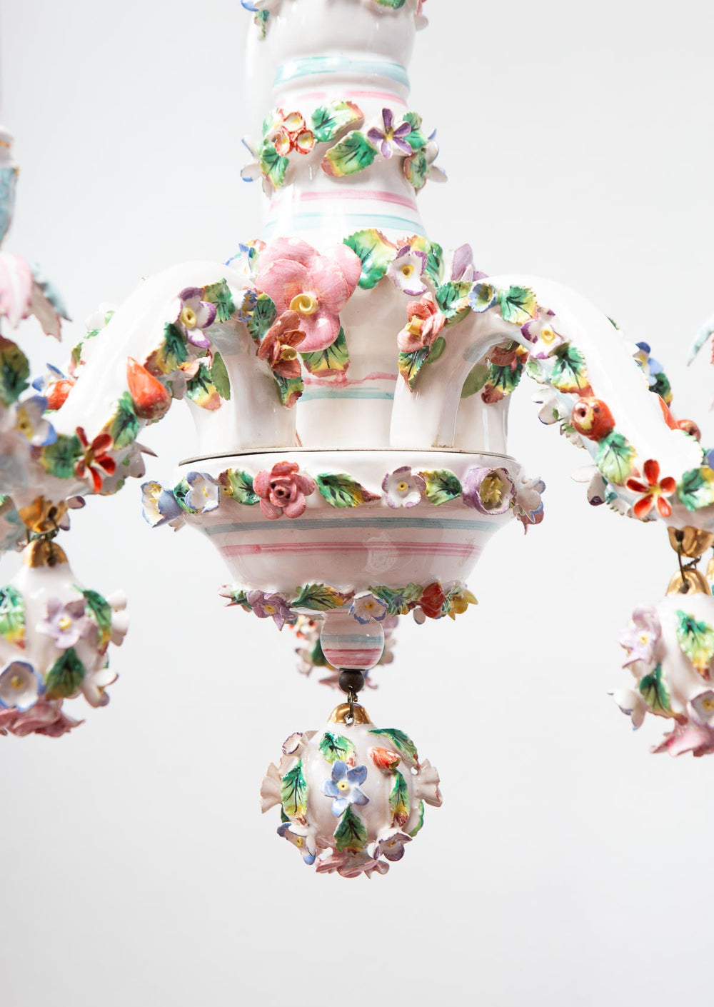 Chandelier italiano loza estilo Capodimonte flores y hojas c. 1950s (47 cm)