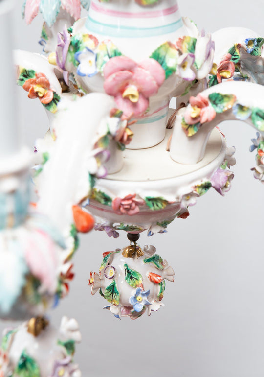 Chandelier italiano loza estilo Capodimonte flores y hojas c. 1950s (47 cm)