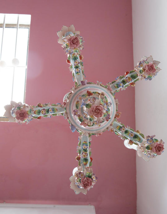 Chandelier italiano loza estilo Capodimonte flores y hojas c. 1950s (47 cm)