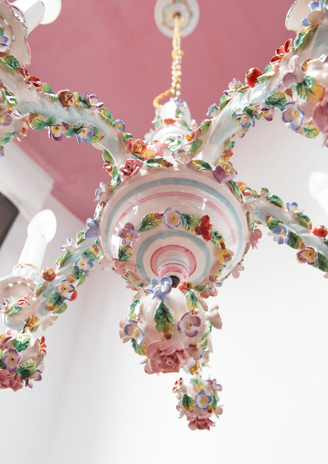 Chandelier italiano loza estilo Capodimonte flores y hojas c. 1950s (47 cm)