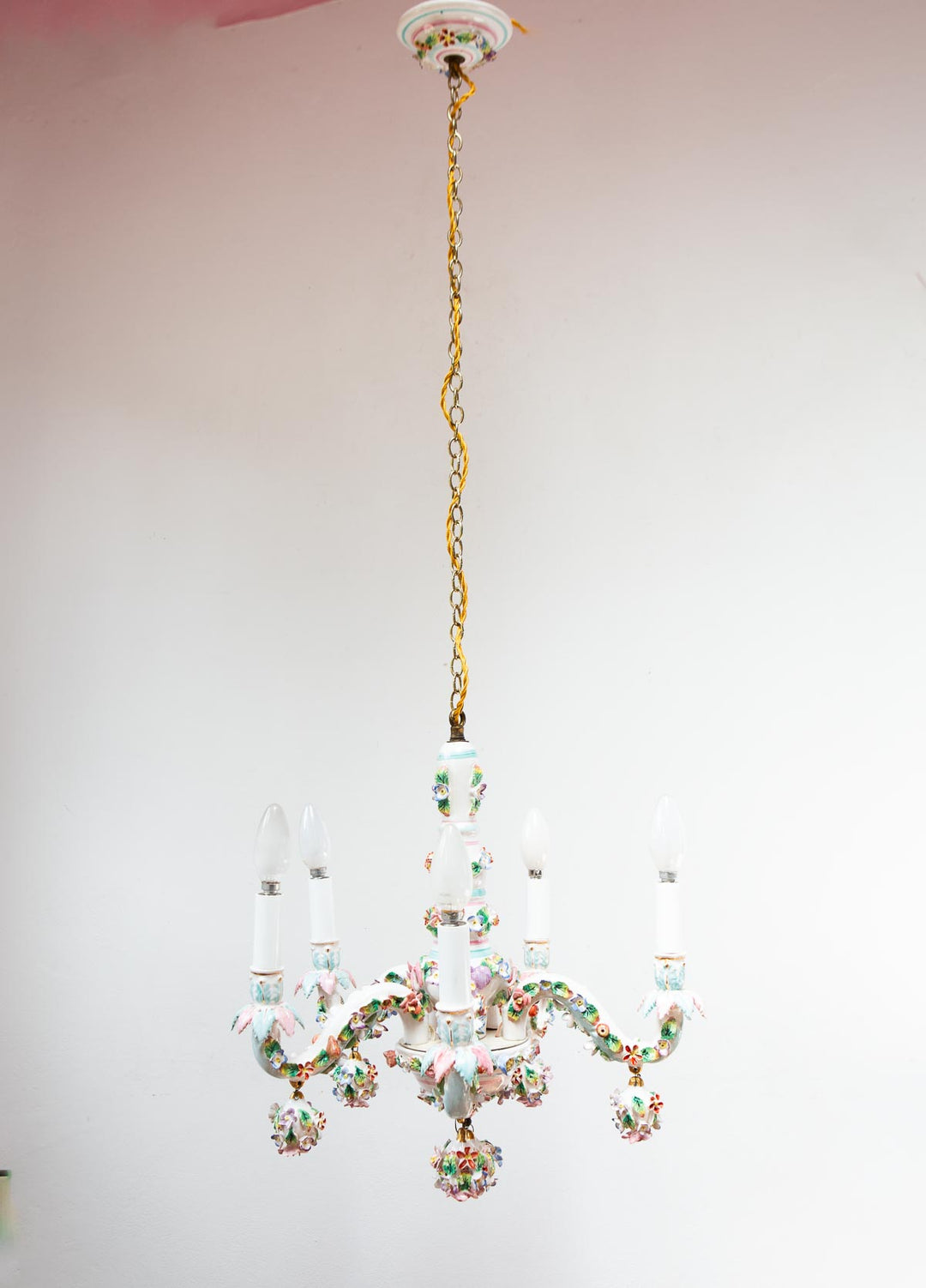 Chandelier italiano loza estilo Capodimonte flores y hojas c. 1950s (47 cm)