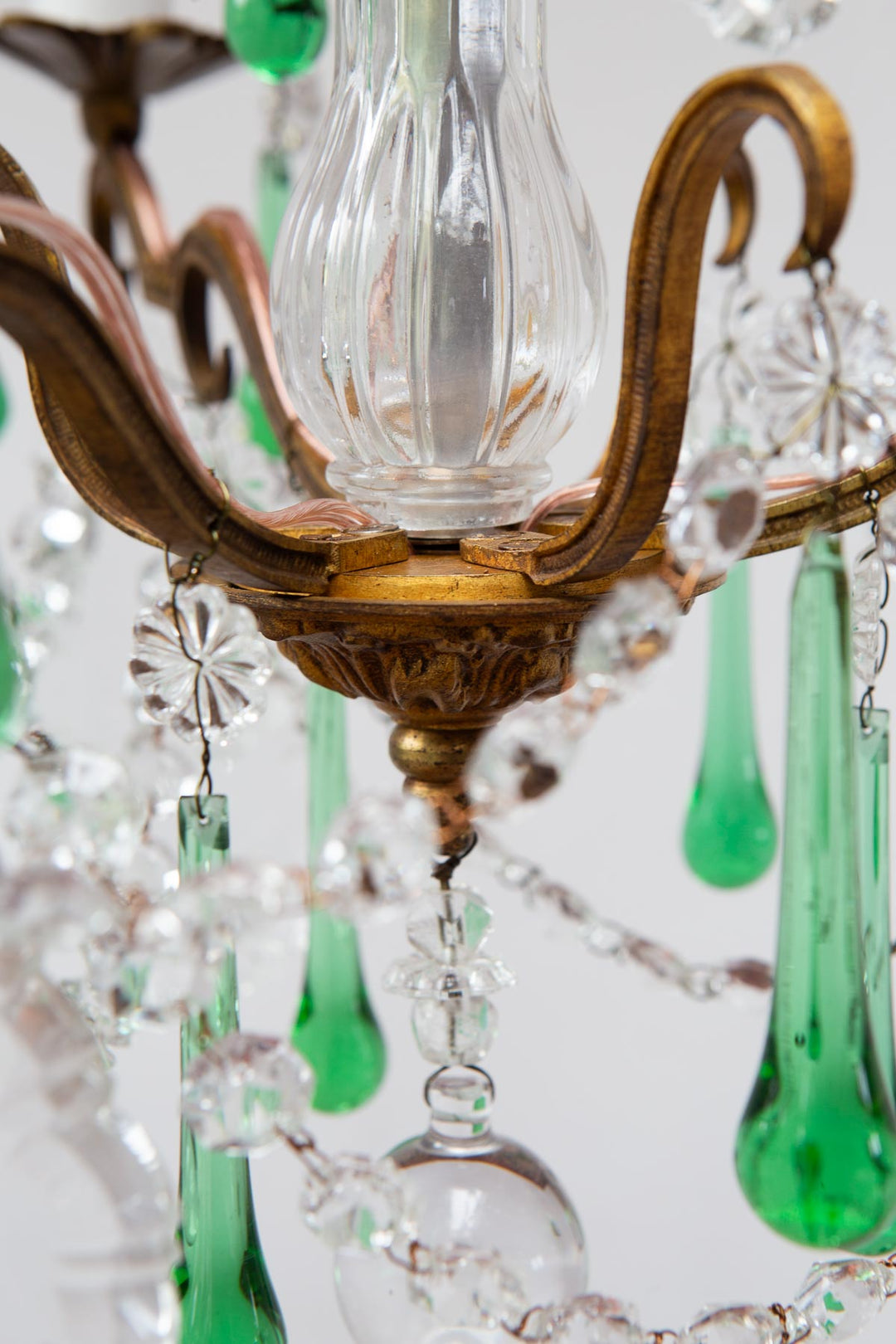 Antiguo chandelier francés bronce gotas cristal verde c. 1950/60s (34 cm)