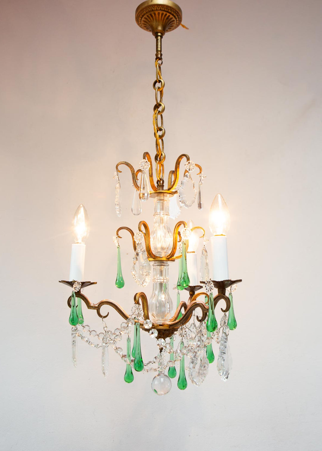 Antiguo chandelier francés bronce gotas cristal verde c. 1950/60s (34 cm)