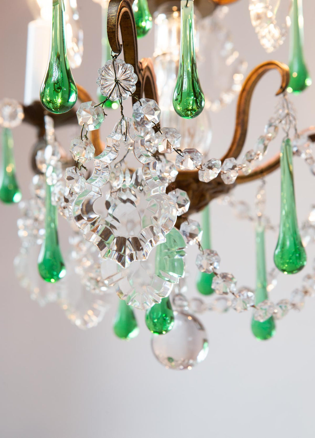 Antiguo chandelier francés bronce gotas cristal verde c. 1950/60s (34 cm)