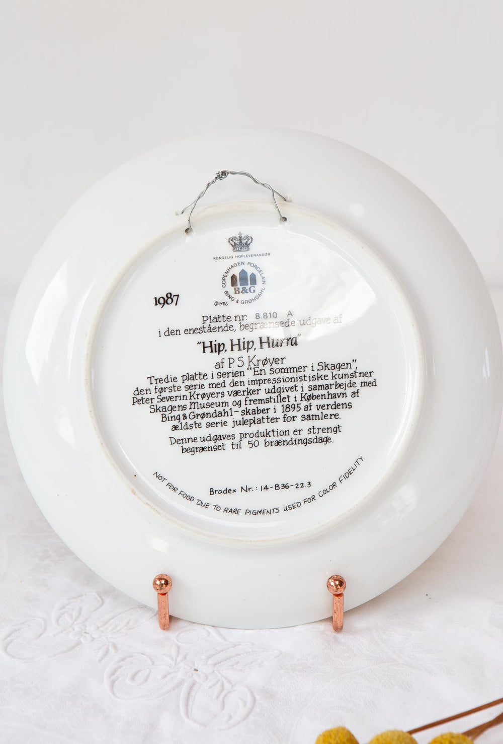 Plato decorativo porcelana danesa Bing & Grøndahl "Hip Hip Hurra" P.S. Krøyer 1987