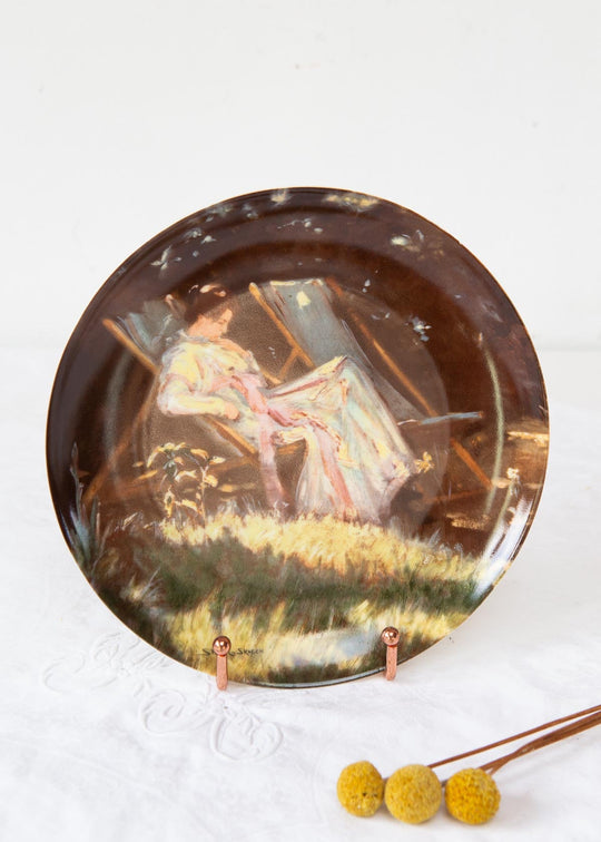 Plato decorativo porcelana danesa Bing & Grøndahl "La esposa del artista en el jardín" P.S. Krøyer 1987