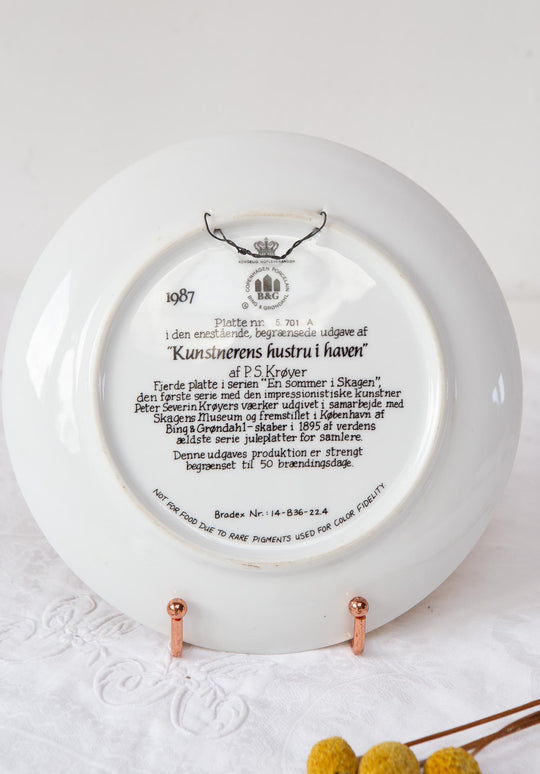 Plato decorativo porcelana danesa Bing & Grøndahl "La esposa del artista en el jardín" P.S. Krøyer 1987