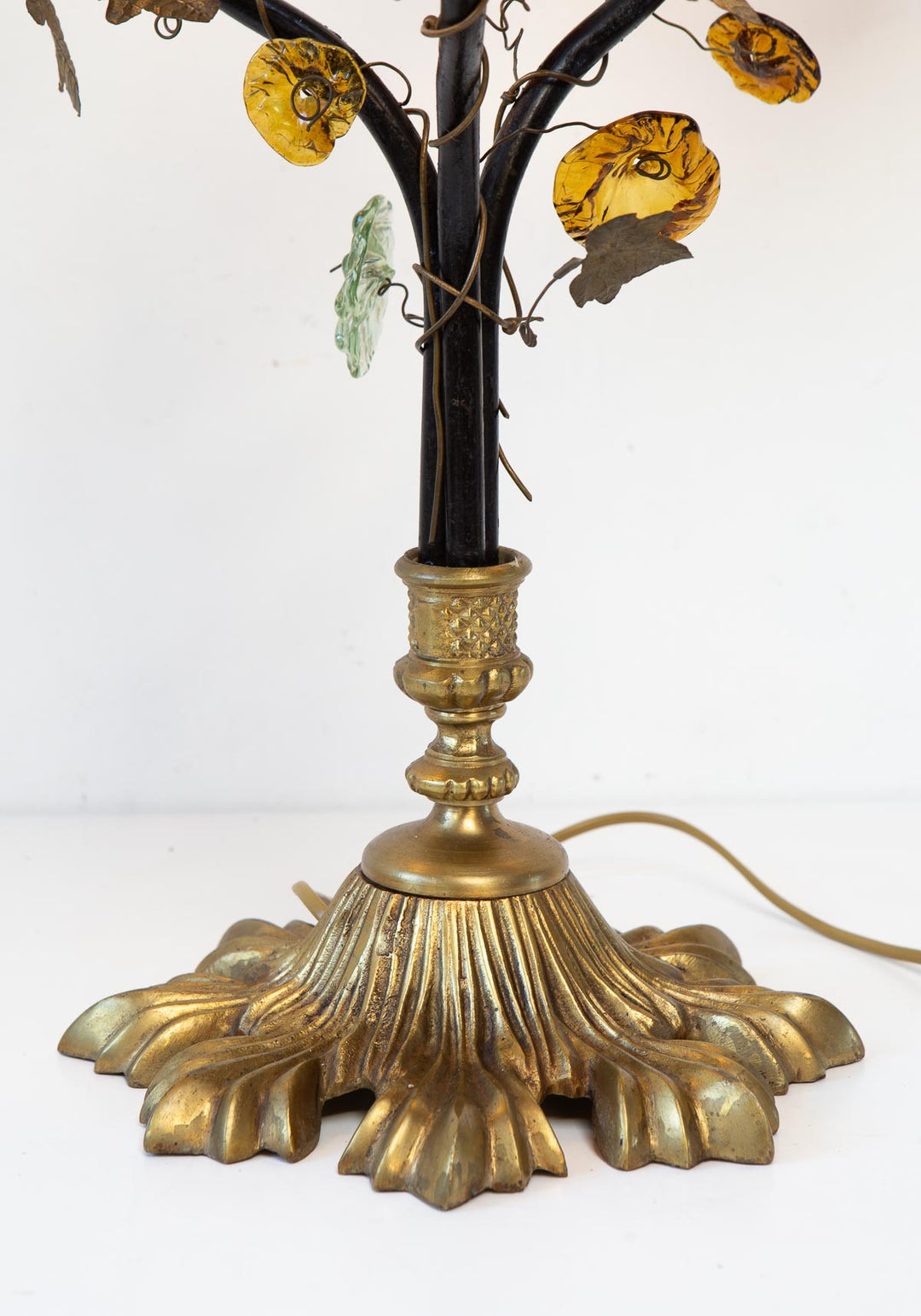 Gran lámpara mesa bronce y racimos uvas cristal s. XX (65 cm)