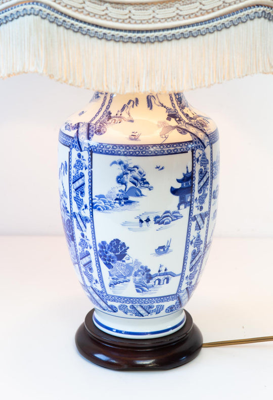 Gran lámpara francesa porcelana azul y blanca estilo oriental con pantalla (80 cm)