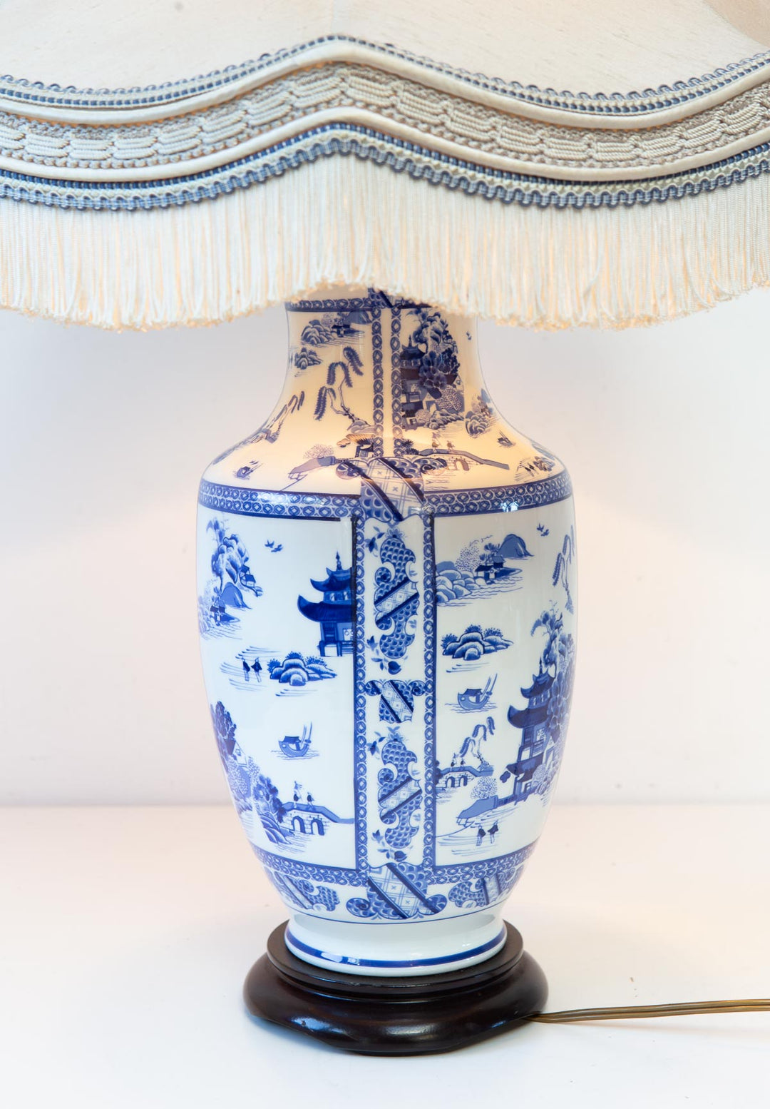 Gran lámpara francesa porcelana azul y blanca estilo oriental con pantalla (80 cm)