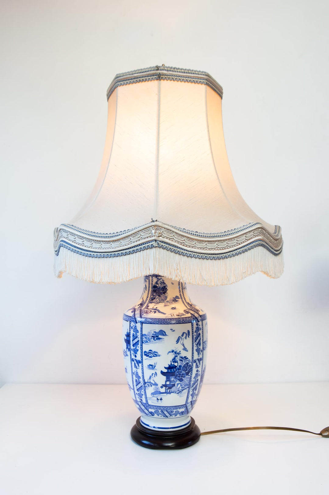 Gran lámpara francesa porcelana azul y blanca estilo oriental con pantalla (80 cm)