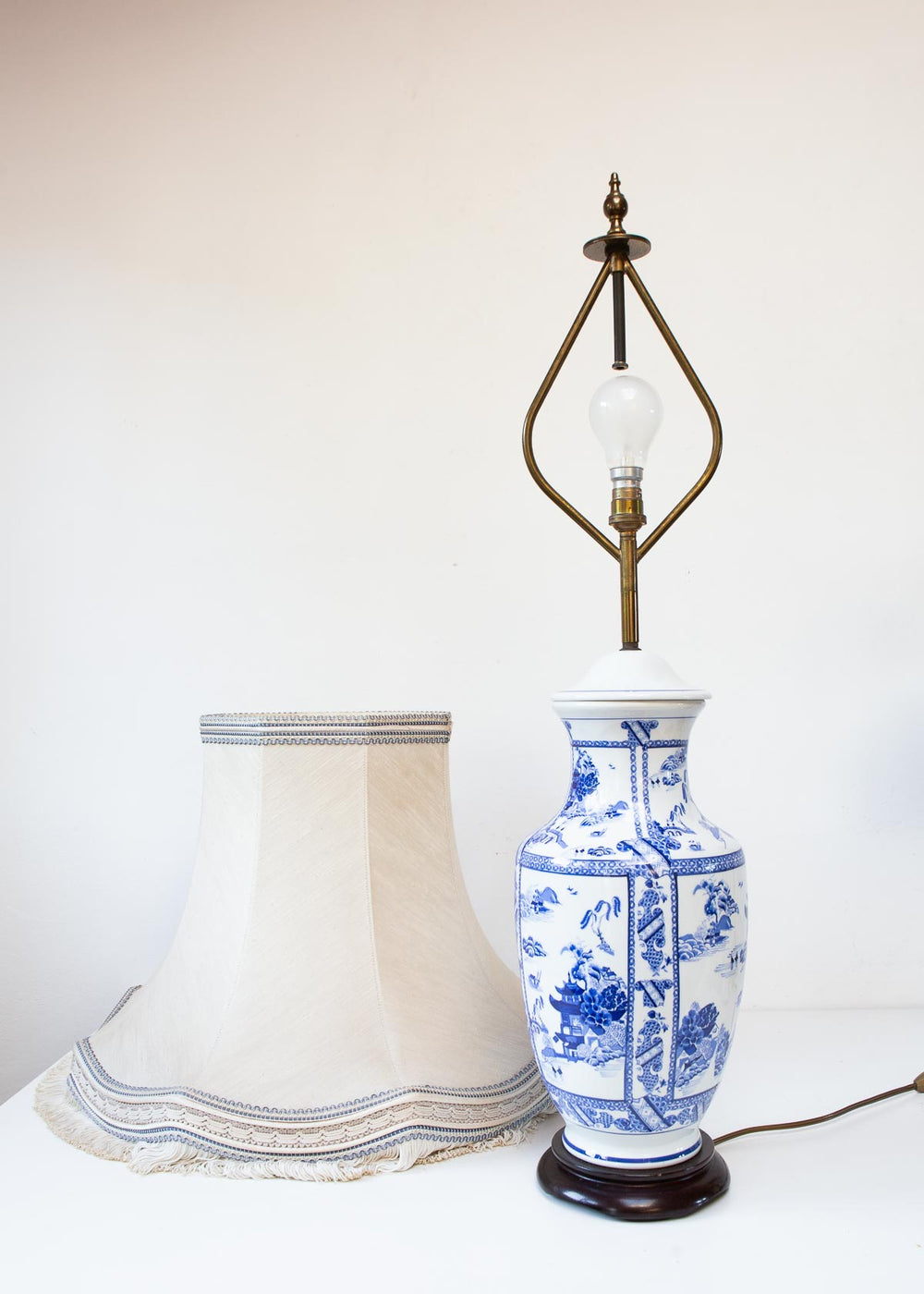 Gran lámpara francesa porcelana azul y blanca estilo oriental con pantalla (80 cm)