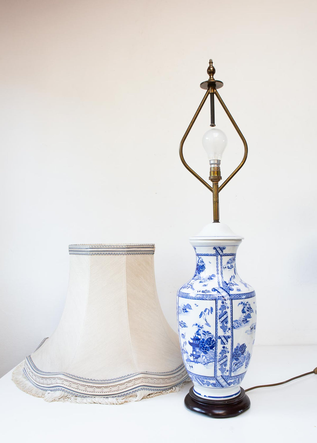Gran lámpara francesa porcelana azul y blanca estilo oriental con pantalla (80 cm)