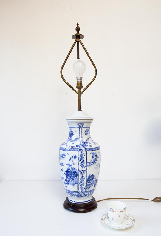 Gran lámpara francesa porcelana azul y blanca estilo oriental con pantalla (80 cm)