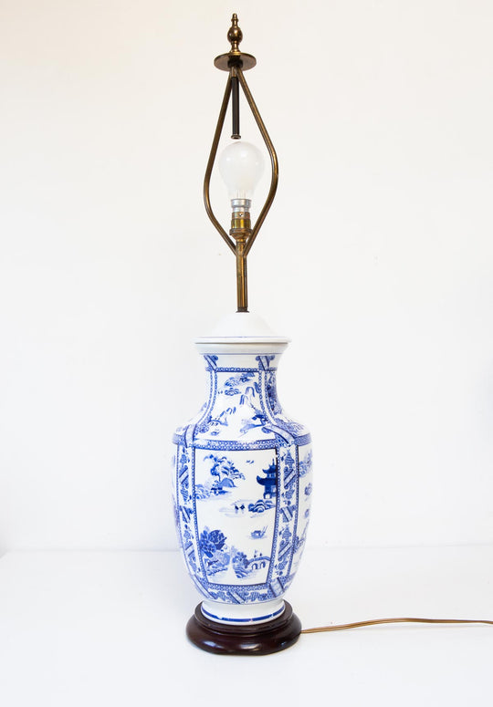 Gran lámpara francesa porcelana azul y blanca estilo oriental con pantalla (80 cm)
