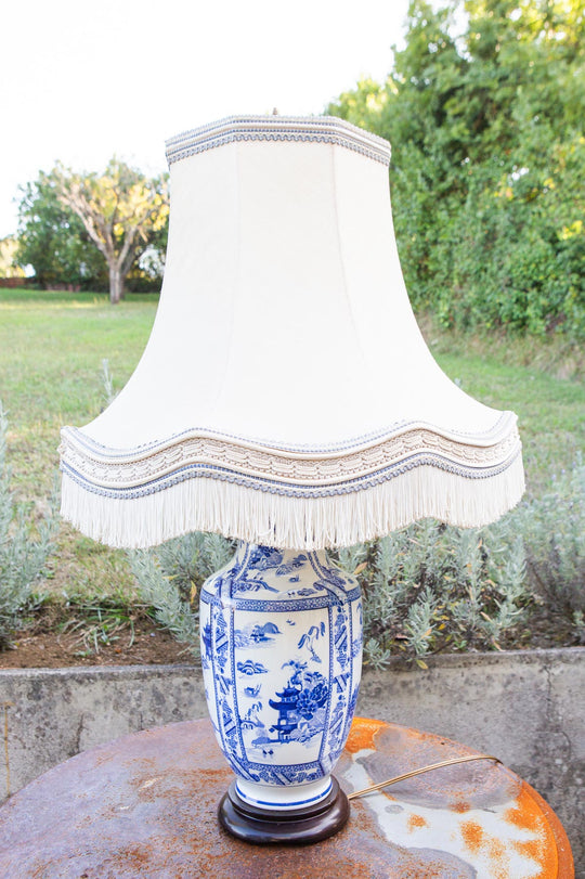 Gran lámpara francesa porcelana azul y blanca estilo oriental con pantalla (80 cm)