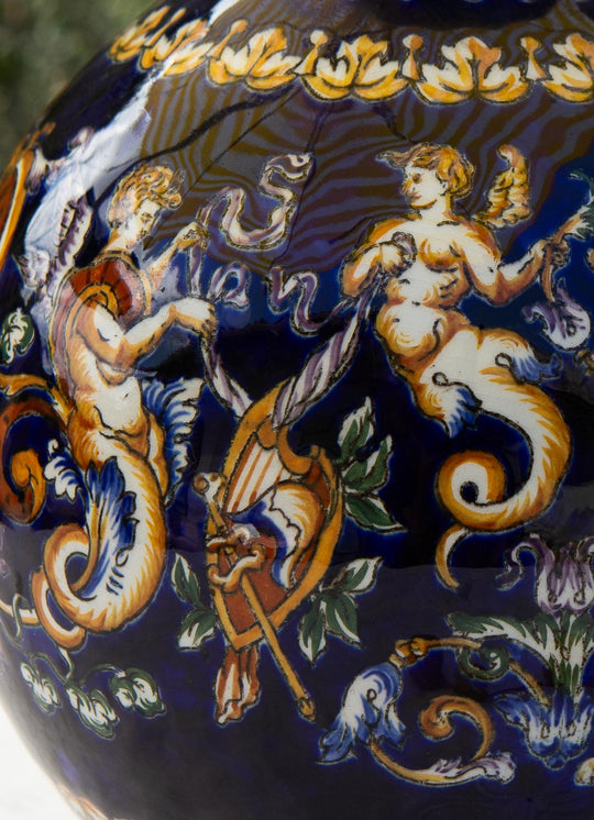 Jarra fayenza de Gien, Italien Thibaut con figuras y putti — Francia, s. XX