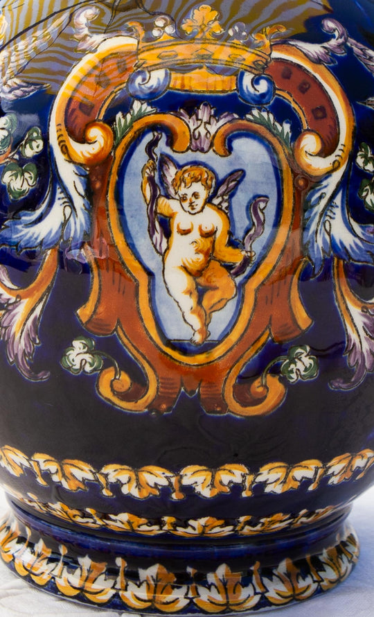 Jarra fayenza de Gien, Italien Thibaut con figuras y putti — Francia, s. XX