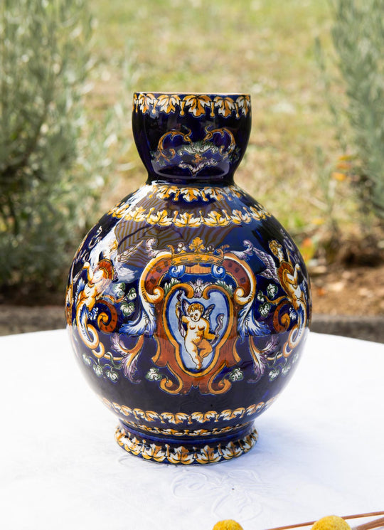 Jarra fayenza de Gien, Italien Thibaut con figuras y putti — Francia, s. XX