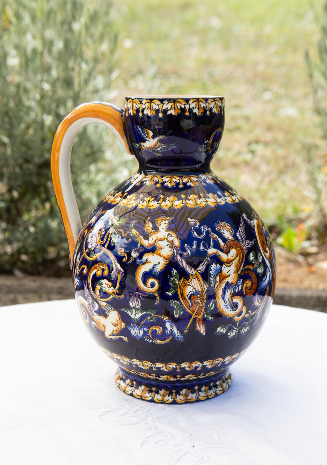 Jarra fayenza de Gien, Italien Thibaut con figuras y putti — Francia, s. XX