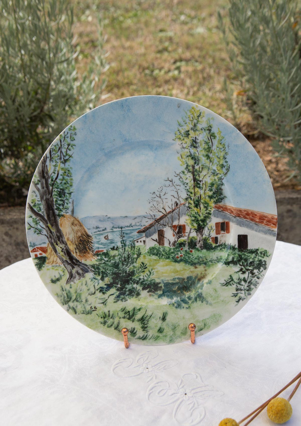 Plato decorativo porcelana pintada mano paisaje vasco (26,5 cm)