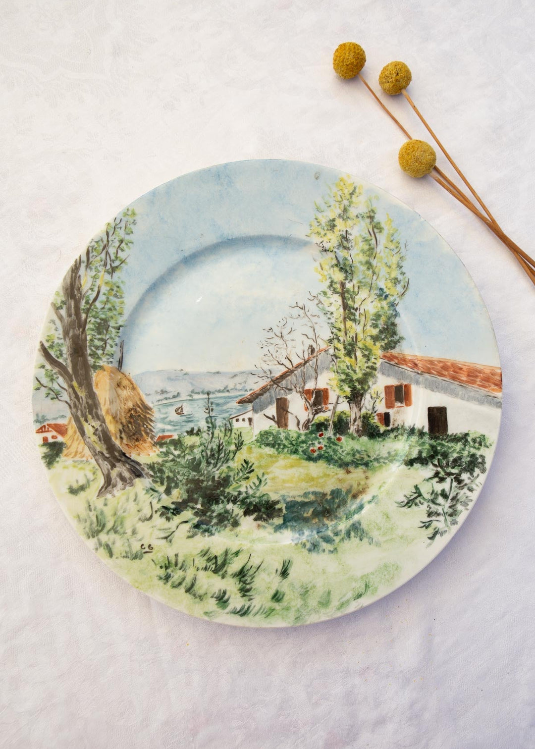 Plato decorativo porcelana pintada mano paisaje vasco (26,5 cm)