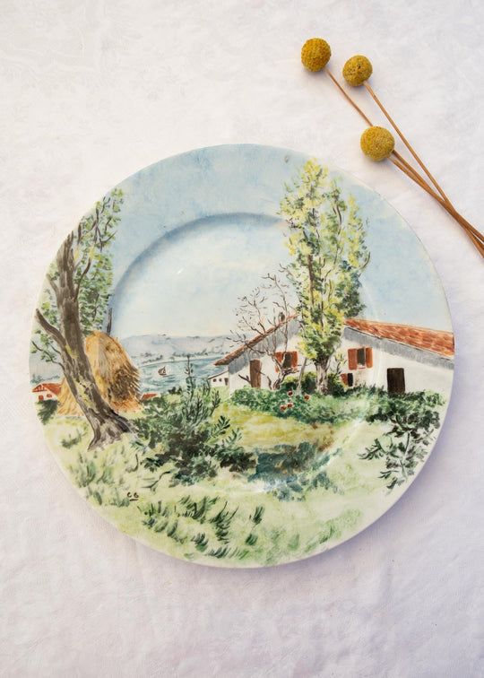 Plato decorativo porcelana pintada mano paisaje vasco (26,5 cm)