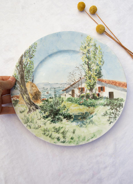 Plato decorativo porcelana pintada mano paisaje vasco (26,5 cm)