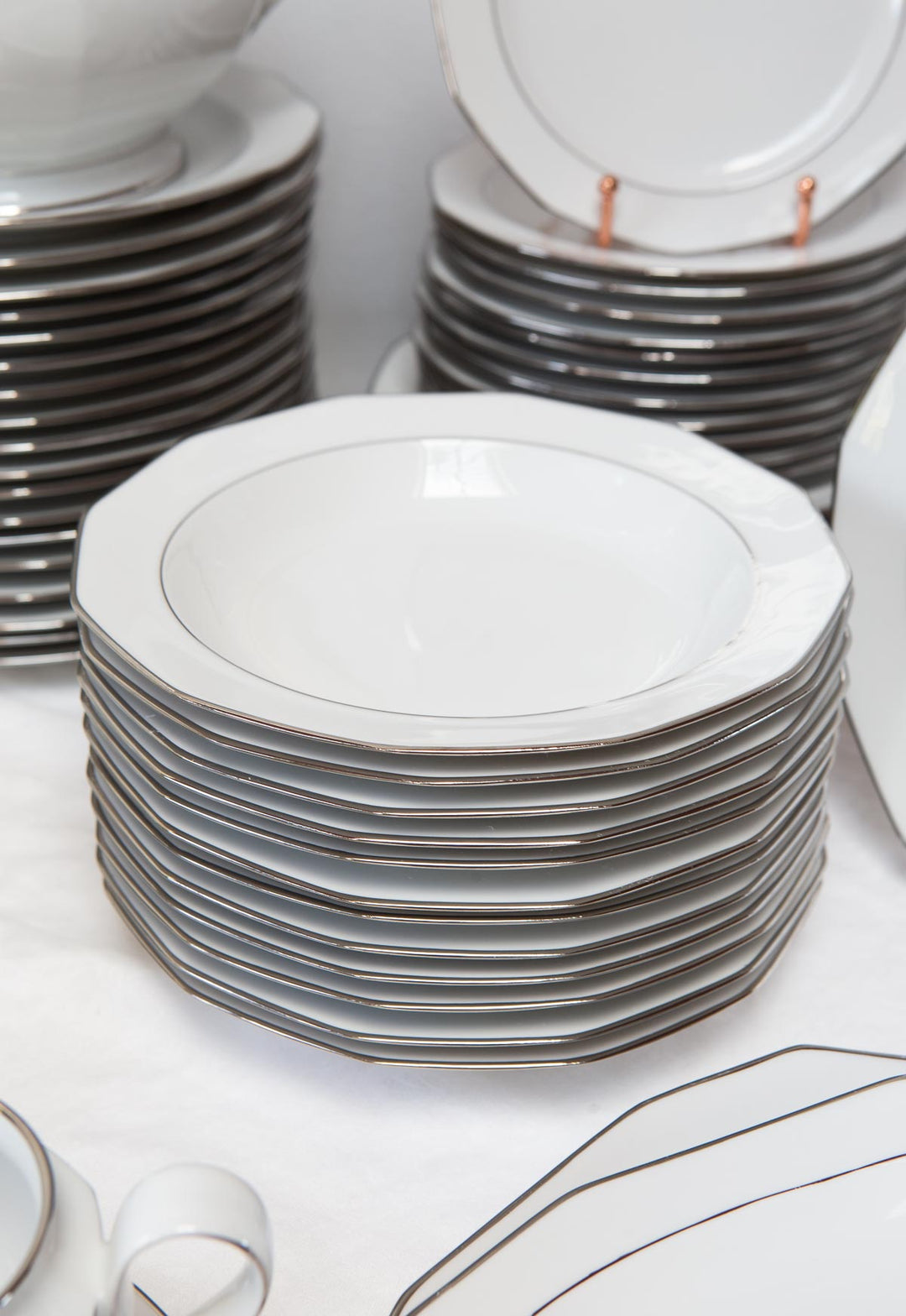Vajilla alemana para 12 porcelana Winteling Bavaria "Heirloom Platinum" s. XX (57 PIEZAS)
