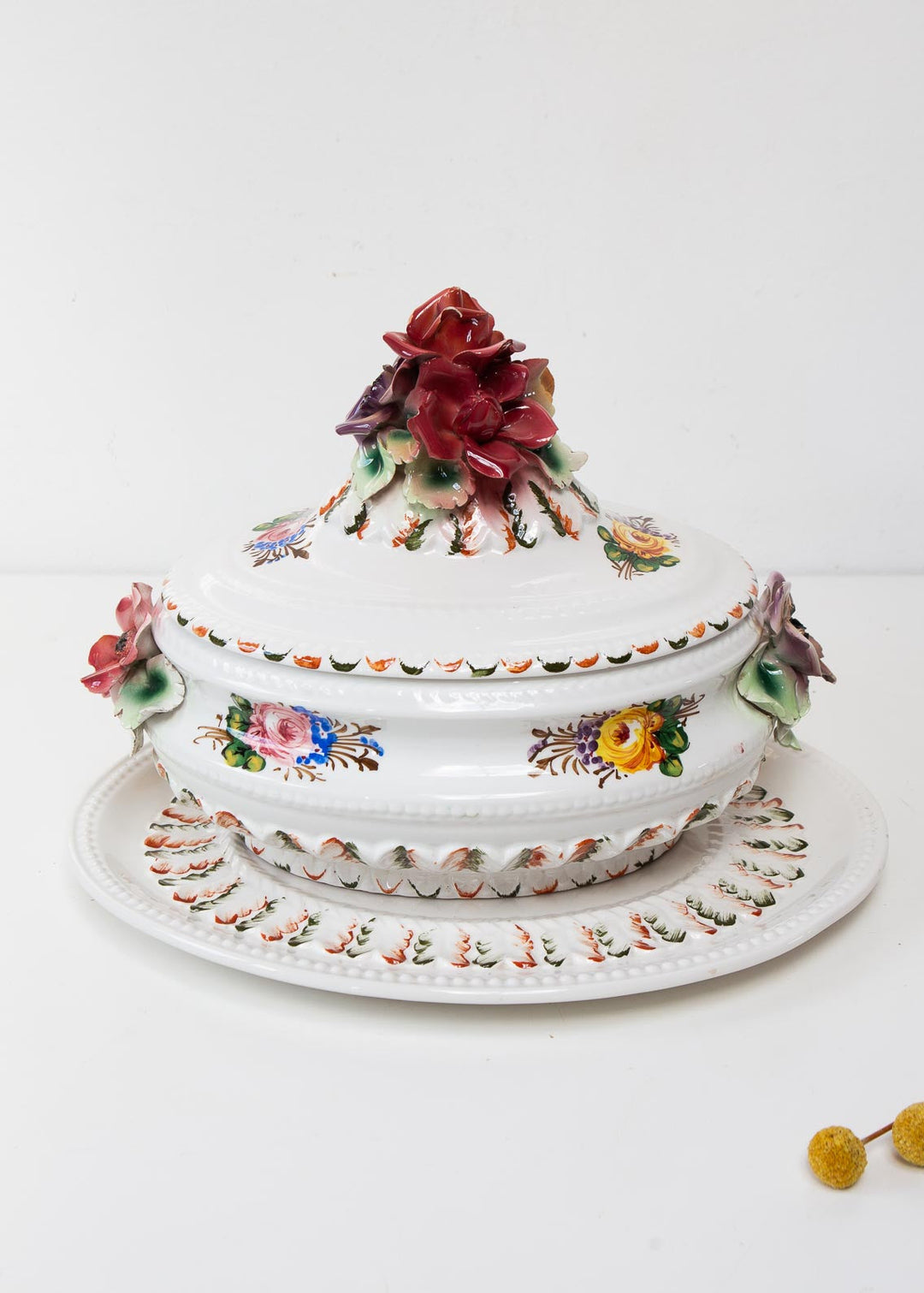 Sopera Italiana decorativa con fuente y flores en relieve — Loza, mediados S. XX