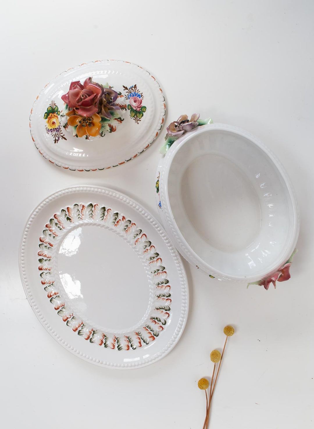 Sopera Italiana decorativa con fuente y flores en relieve — Loza, mediados S. XX