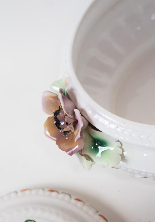 Sopera Italiana decorativa con fuente y flores en relieve — Loza, mediados S. XX