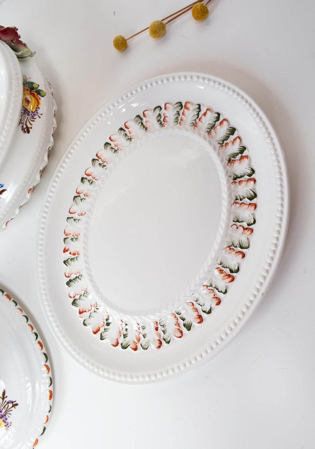 Sopera Italiana decorativa con fuente y flores en relieve — Loza, mediados S. XX