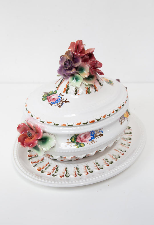 Sopera Italiana decorativa con fuente y flores en relieve — Loza, mediados S. XX