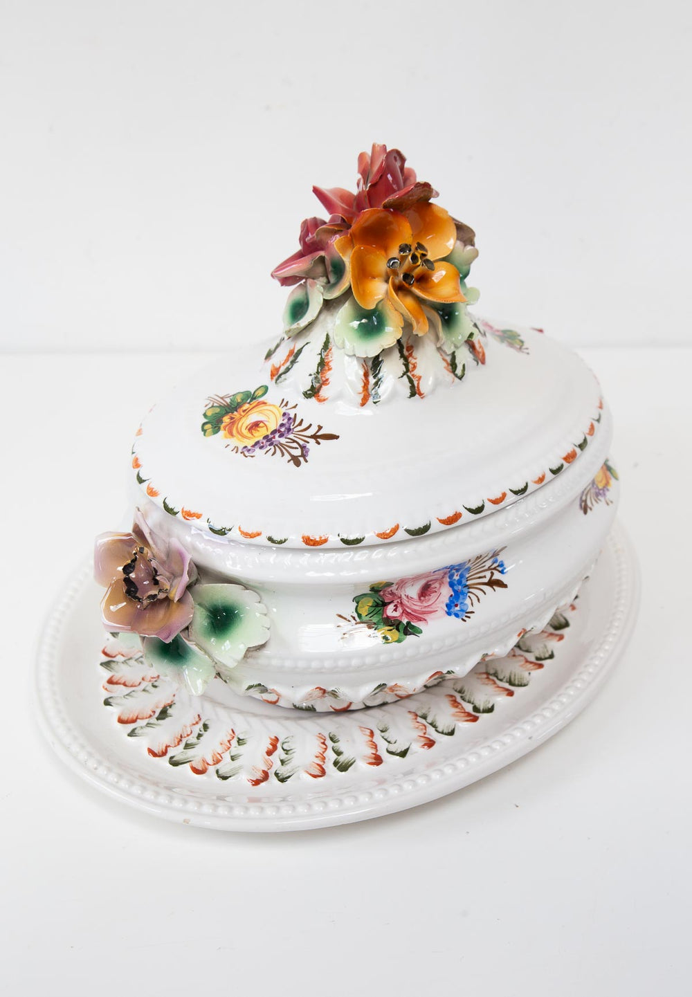 Sopera Italiana decorativa con fuente y flores en relieve — Loza, mediados S. XX
