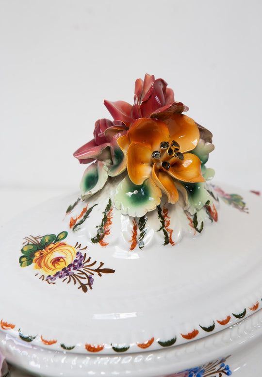 Sopera Italiana decorativa con fuente y flores en relieve — Loza, mediados S. XX