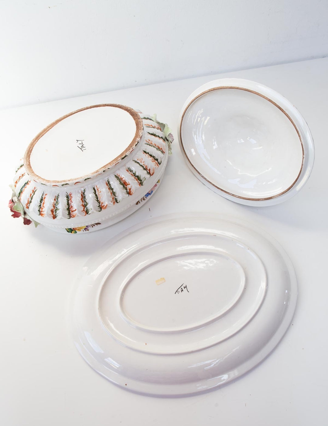 Sopera Italiana decorativa con fuente y flores en relieve — Loza, mediados S. XX