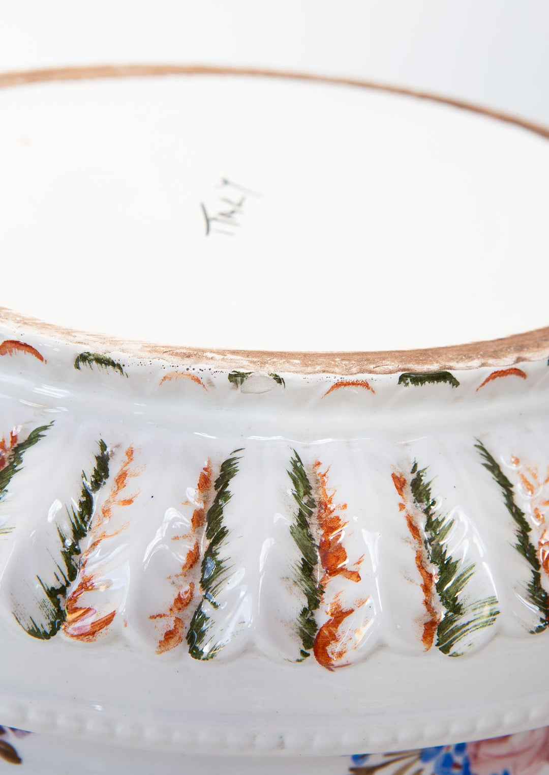 Sopera Italiana decorativa con fuente y flores en relieve — Loza, mediados S. XX
