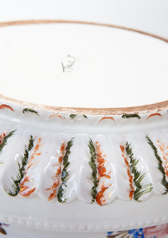 Sopera Italiana decorativa con fuente y flores en relieve — Loza, mediados S. XX