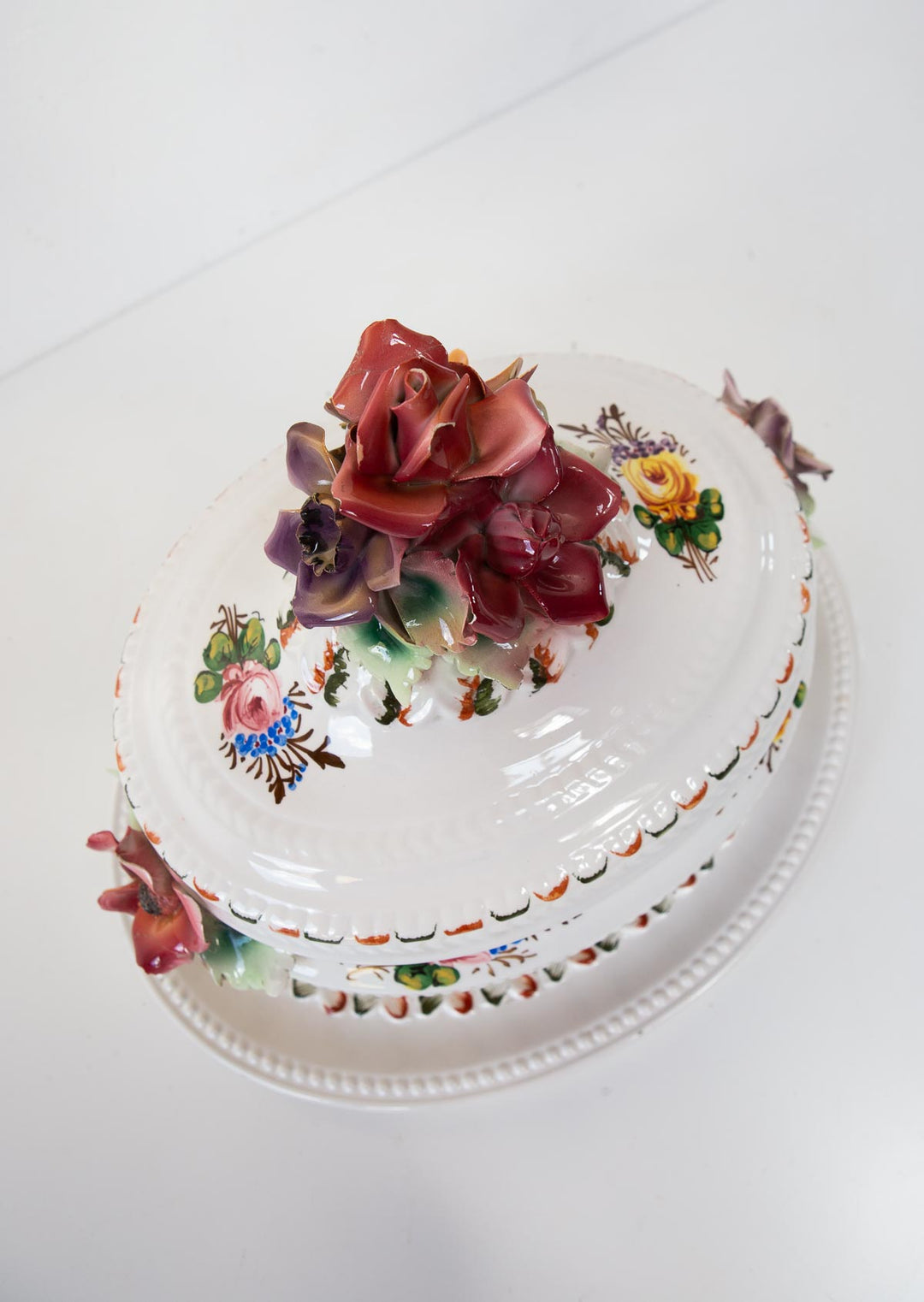 Sopera Italiana decorativa con fuente y flores en relieve — Loza, mediados S. XX