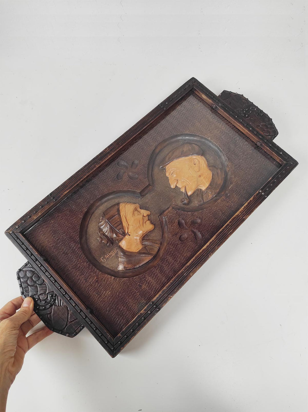 Bandeja vasca de madera tallada pareja ancianos 1930-1950 (56*28 cm)