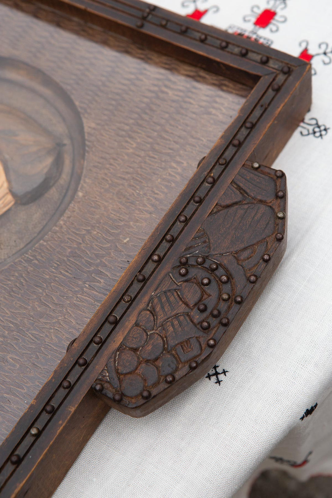 Bandeja vasca de madera tallada pareja ancianos 1930-1950 (56*28 cm)