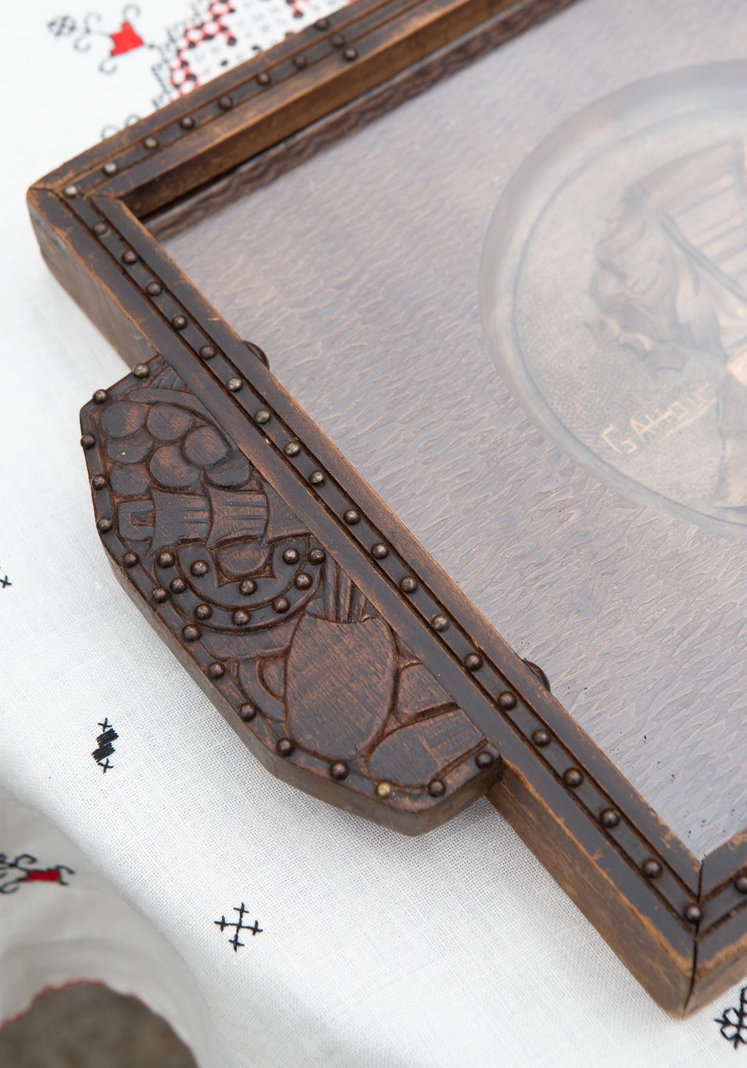 Bandeja vasca de madera tallada pareja ancianos 1930-1950 (56*28 cm)