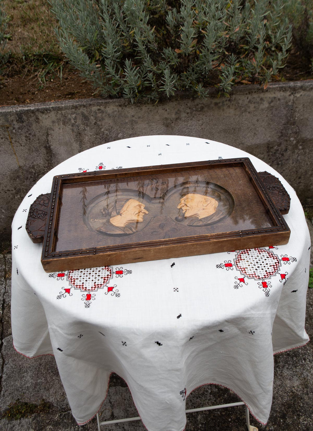 Bandeja vasca de madera tallada pareja ancianos 1930-1950 (56*28 cm)