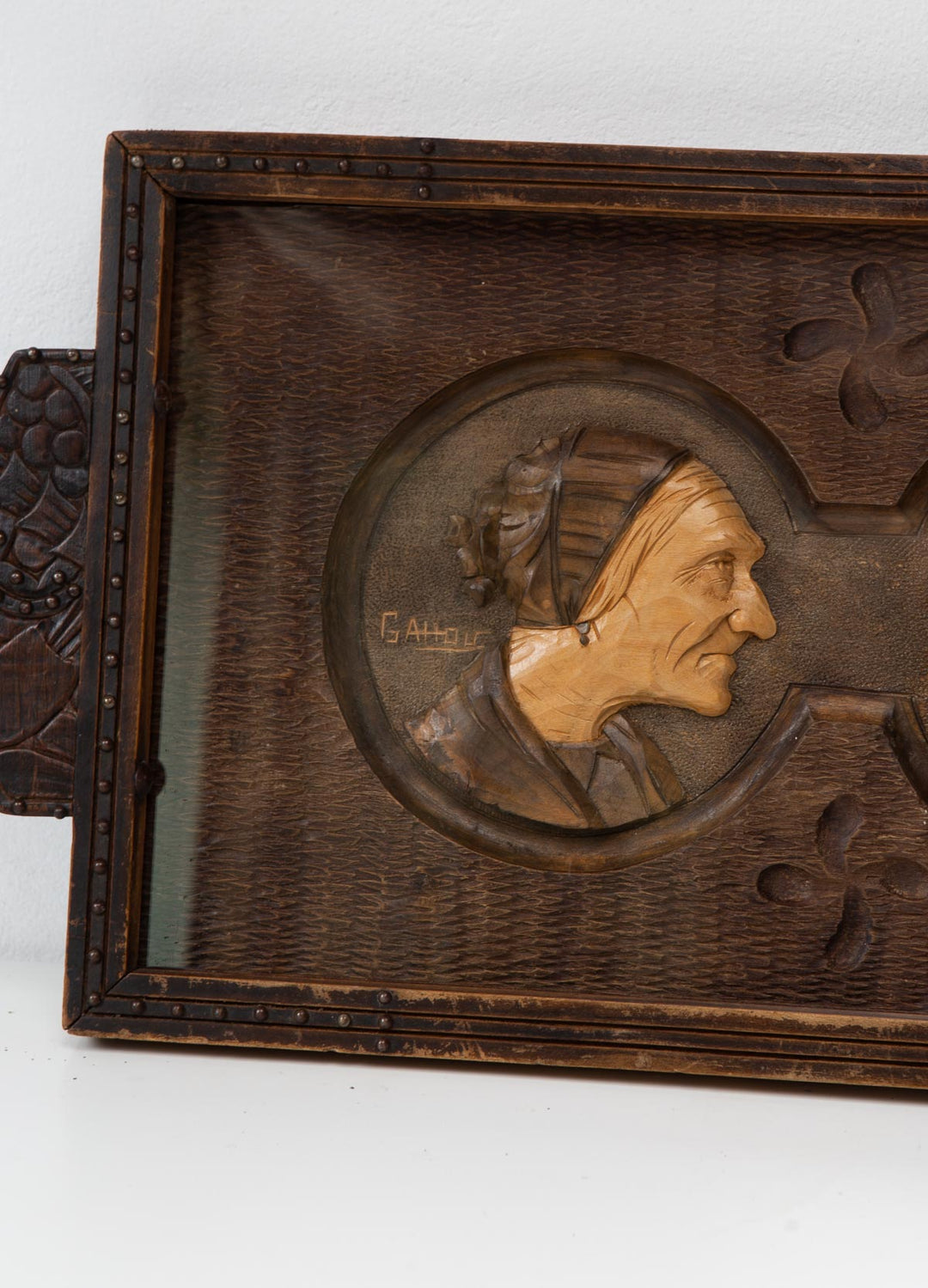 Bandeja vasca de madera tallada pareja ancianos 1930-1950 (56*28 cm)