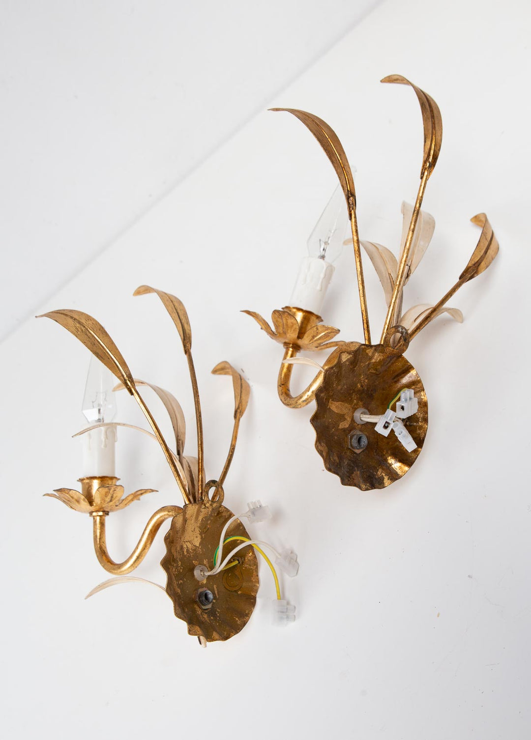 Pareja apliques italianos dorados hojas c. 1970s